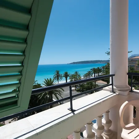 Bleues Balmoral Hotell 3*
