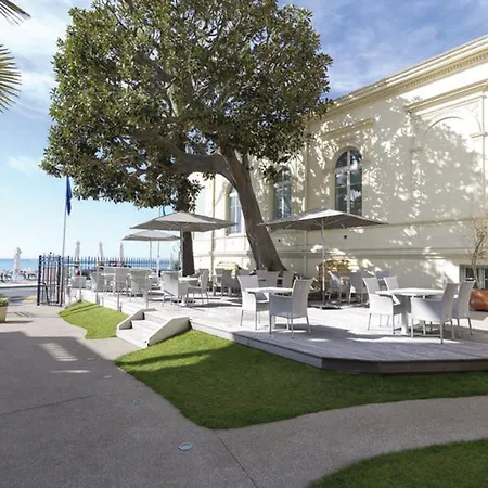 布鲁斯巴尔莫勒尔蓝色假日酒店酒店 3*