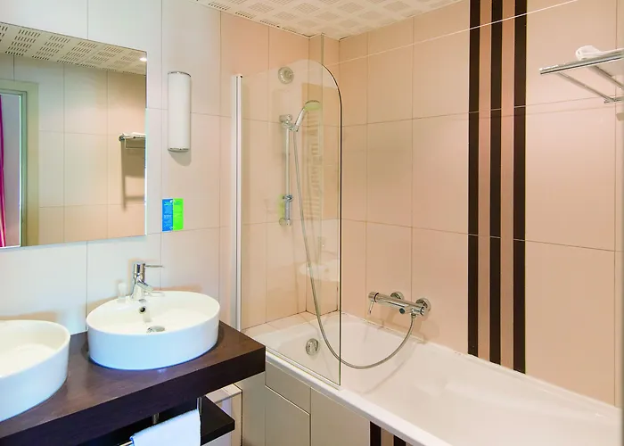 Bleues Balmoral 3* مينتون