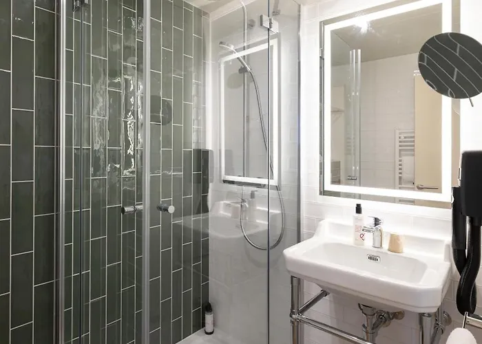 Bleues Balmoral 3* مينتون