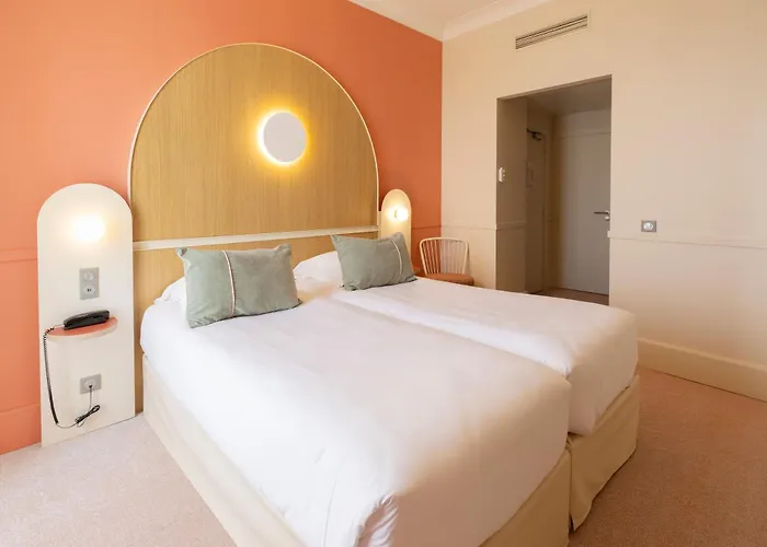 Bleues Balmoral 3* مينتون