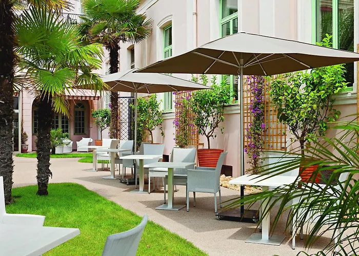 Bleues Balmoral 3* مينتون